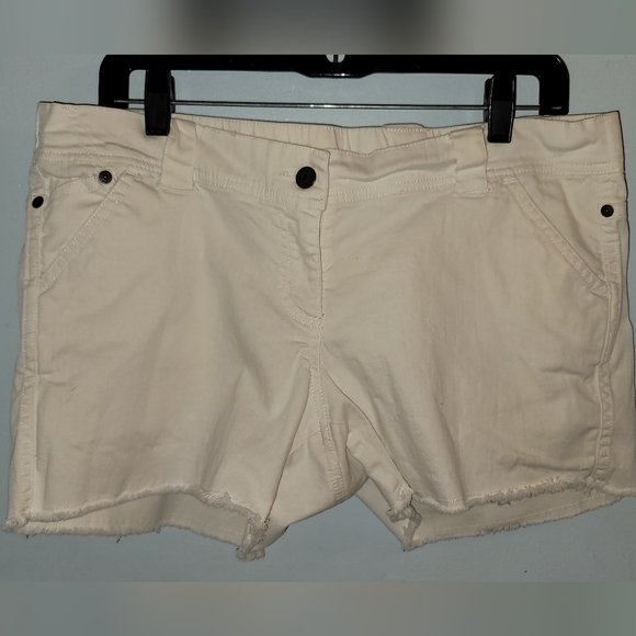Motherhood Maternity Pants - Motherhood white Maternity stretch shorts medium M 5 pocket Denim style design